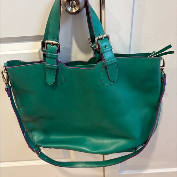 Vibrant Green Leather Tote with Structured Design - Picture 8 of 11